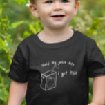 Camiseta De Bebé Sostén mi caja de jugos.<br><div class="desc">Este diseño puede ser personalizado en el área proporcionada cambiando la foto y/o el texto. O puede personalizarse haciendo clic en Personalizar esta plantilla y, a continuación, eligiendo la opción de hacer clic en el personalizar y eliminando o cambiando el color del fondo, agregando texto, cambiando el color o estilo...</div>