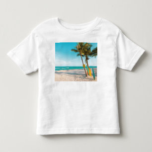Camiseta De Bebé Surf board en la playa tirando almohada