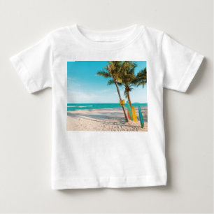 Camiseta De Bebé Surf board en la playa tirando almohada