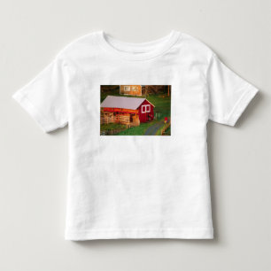 Camiseta De Bebé Tareas matutinas en la granja. EE. UU., Vermont,