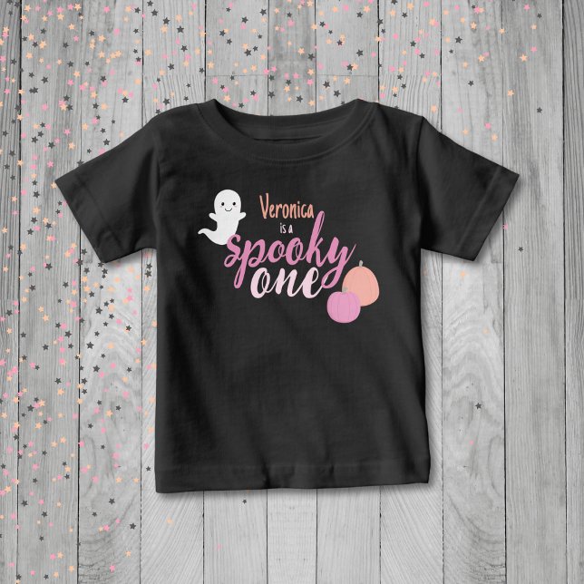 Camiseta De Bebé Tembloroso primer cumpleaños de un Chica (Spooky One Custom Birthday Shirt)