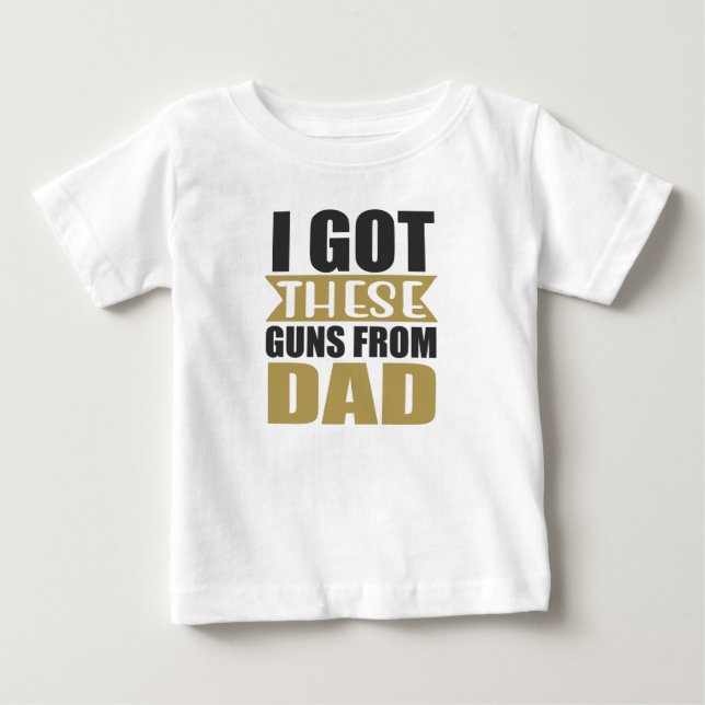 CAMISETA DE BEBÉ TENGO ESTAS ARMAS DE DAD DICIENDO (Anverso)