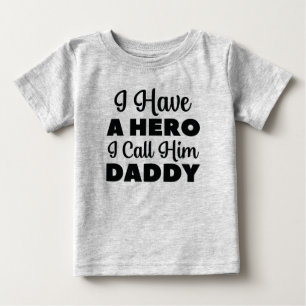 Camiseta De Bebé Tengo un héroe al que llamo Papá