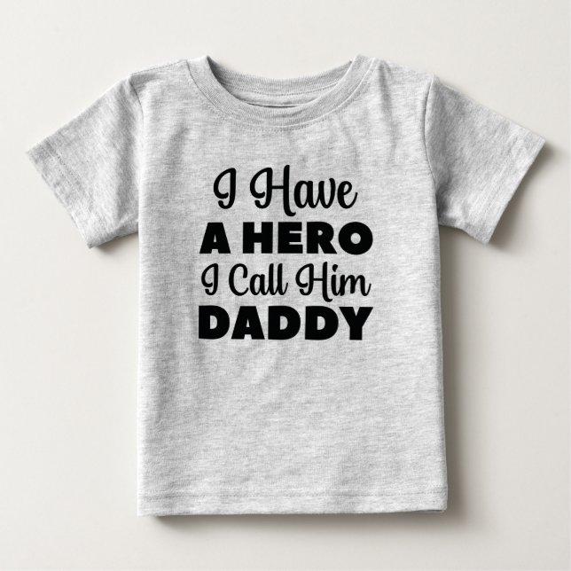Camiseta De Bebé Tengo un héroe al que llamo papá (Anverso)