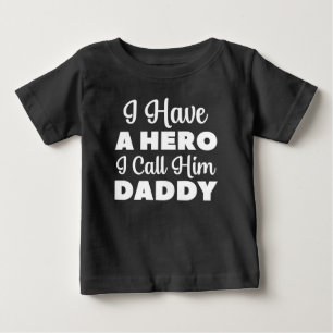 Camiseta De Bebé Tengo un héroe al que llamo papá