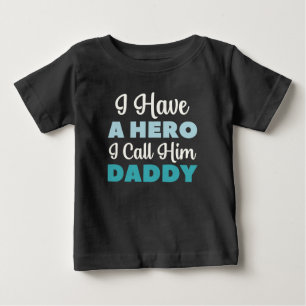 Camiseta De Bebé Tengo un héroe al que llamo papá