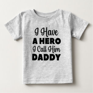 Camiseta De Bebé Tengo Un Héroe Que Llamo Papi