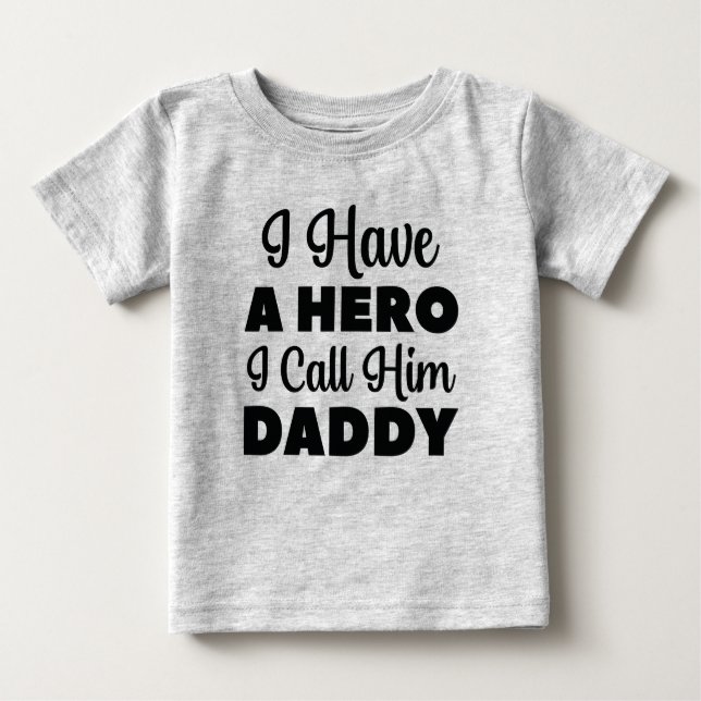 Camiseta De Bebé Tengo Un Héroe Que Llamo Papi (Anverso)