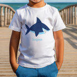 Camiseta De Bebé Tiburón azul divertido<br><div class="desc">Este divertido tiburón azul,  Toddler T-Shirt,  presenta un diseño atrevido y juguetón de tiburón en azul vibrante,  perfecto para los pequeños que aman la aventura. El llamativo gráfico añade un toque de capricho,  convirtiéndolo en una pieza destacada para cualquier ocasión casual o temática.</div>