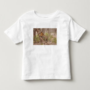 Camiseta De Bebé Tigre de Bengala Real subiendo al árbol,