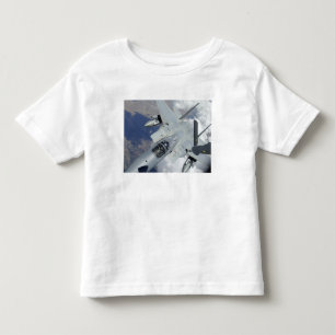 Camiseta De Bebé Tirones de un F-15 Eagle lejos de un KC-135