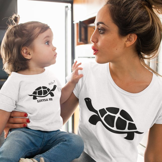 Camiseta De Bebé Tortuga negra y blanca (hello little me newborn baby turtle.)