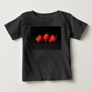 Camiseta De Bebé Tres fresas sobre el iccna negro