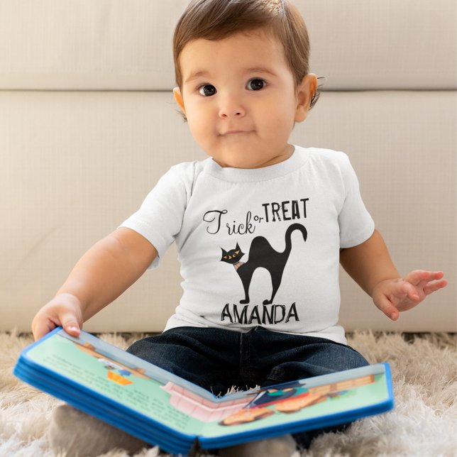 Camiseta De Bebé Trick negro de gato o trébol Halloween (Trick or Treat black cat custom baby T Shirt. )
