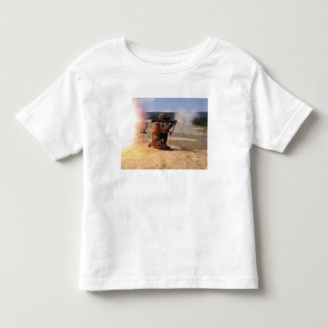 Camiseta De Bebé Un asaltante dispara una granada propulsada por un (Anverso)