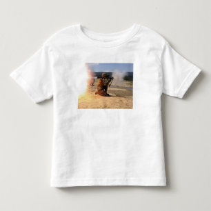 Camiseta De Bebé Un assaultman enciende una granada impulsada por