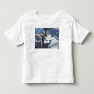 Camiseta De Bebé Un avión de F-15C Eagle se sienta detrás de un