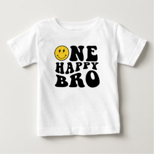 Camiseta De Bebé Un chico feliz de sonrisa de hermano primer cumple
