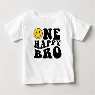 Camiseta De Bebé Un chico feliz de sonrisa de hermano primer cumple