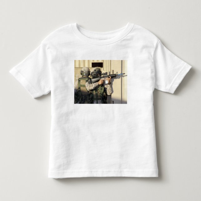Camiseta De Bebé Un explorador de infantería apunta a su arma (Anverso)