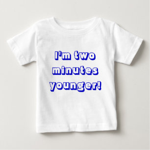 Camiseta De Bebé ¡Un gemelo más joven del muchacho… soy dos minutos