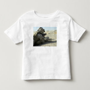Camiseta De Bebé Un infante de marina enciende un rifle de servicio