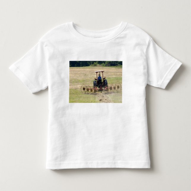 Camiseta De Bebé Un muchacho que conduce un tractor cosechando (Anverso)