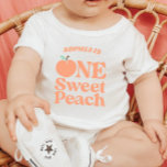 Camiseta De Bebé Un Naranja dulce primer Fiesta de cumpleaños<br><div class="desc">¡Este es un Naranja de One Sweet Peach Primer Fiesta de cumpleaños,  Baby T-Shirt!</div>