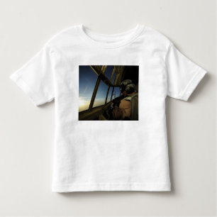 Camiseta De Bebé Un piloto de Hércules C-130 explora el horizonte