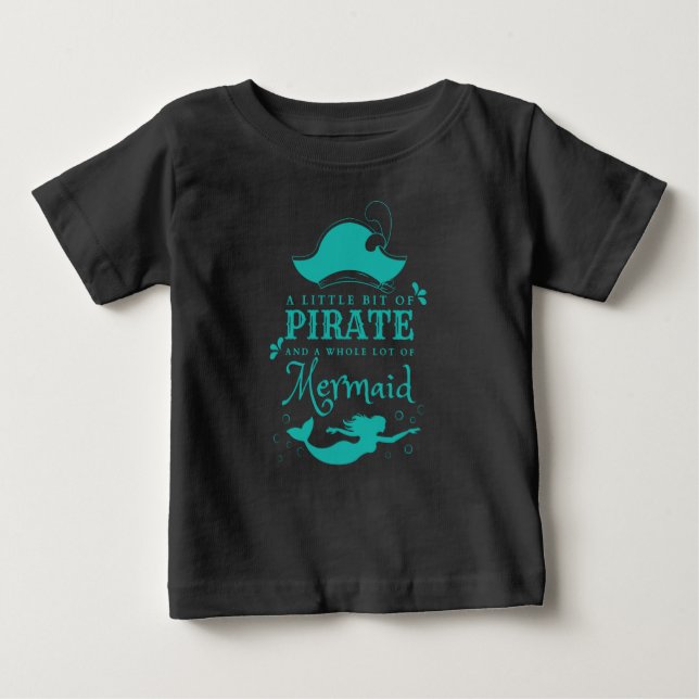 Camiseta De Bebé Un poquito pirata, mucha sirena (Anverso)