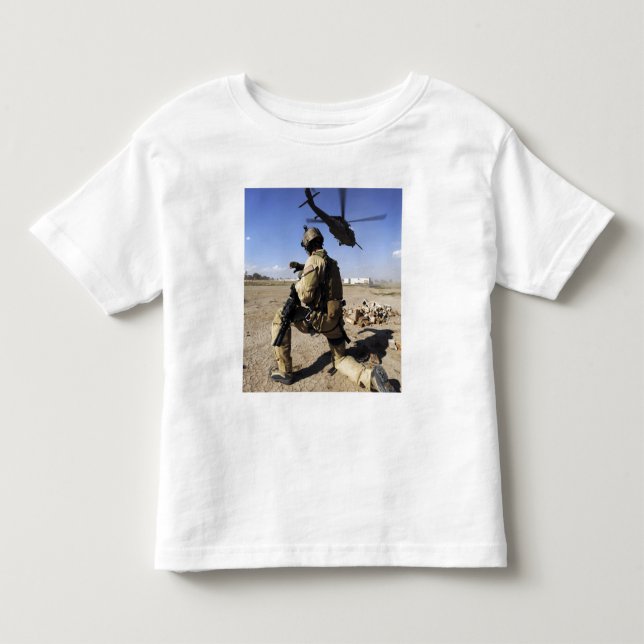 Camiseta De Bebé Un soldado conduce la seguridad de un HH-60 (Anverso)