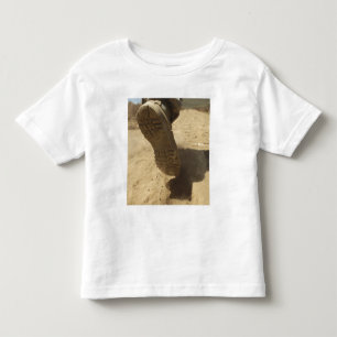 Camiseta De Bebé Un soldado de los E.E.U.U. camina a lo largo de
