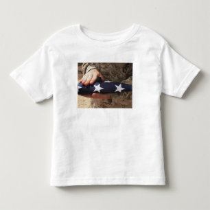 Camiseta De Bebé Un soldado sostiene la bandera de Estados Unidos