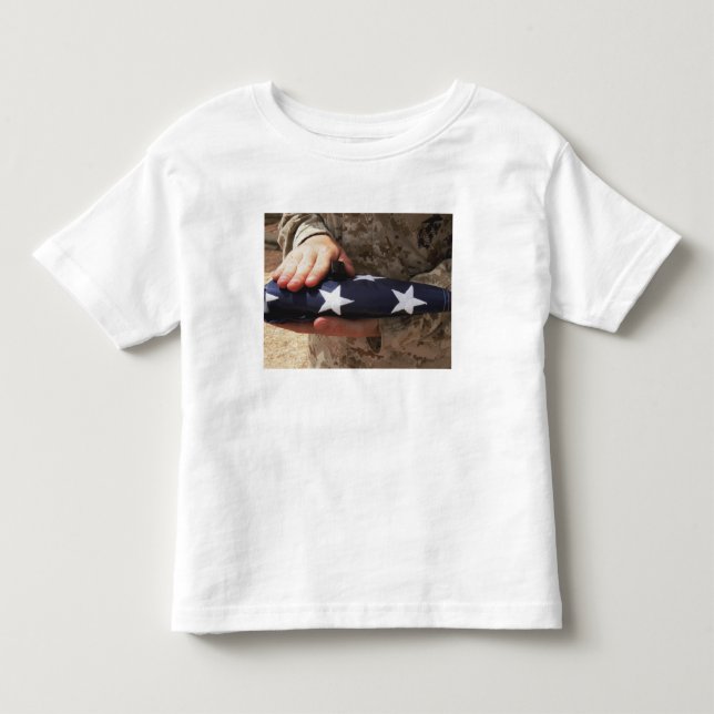 Camiseta De Bebé Un soldado sostiene la bandera de los Estados Unid (Anverso)