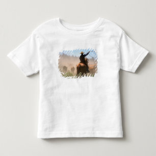 Camiseta De Bebé Un vaquero trabajando con el rebaño en una manada
