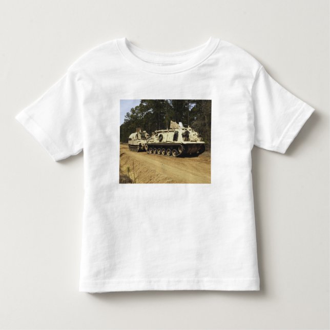 Camiseta De Bebé Un vehículo de recuperación M-88 comienza a remolc (Anverso)