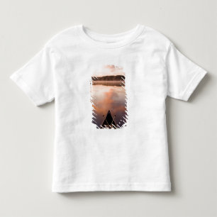 Camiseta De Bebé Una canoa descansa en la orilla del lago Pawtuckaw