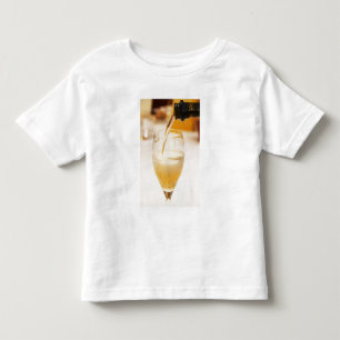 Camiseta De Bebé Una copa de champagne siendo llenada con Gosset