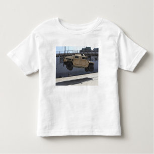 Camiseta De Bebé Una grúa levanta una Humvee M998