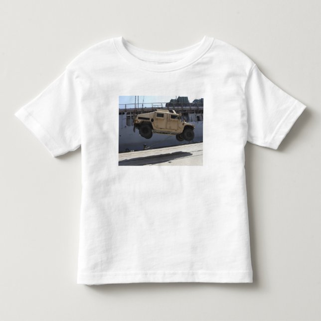 Camiseta De Bebé Una grúa levanta una Humvee M998 (Anverso)