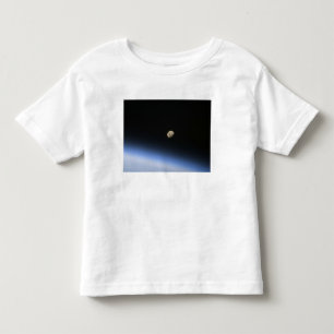 Camiseta De Bebé Una luna gibosa visible sobre la atmósfera de