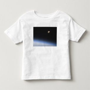 Camiseta De Bebé Una luna gibosa visible sobre la atmósfera de