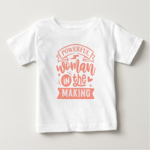 Camiseta De Bebé Una mujer poderosa en proceso: Chicas de la educac
