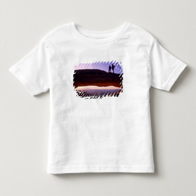 Camiseta De Bebé Una pareja observa el amanecer desde la cima del A (Anverso)