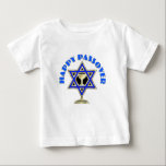 Camiseta De Bebé Una Pascua Feliz<br><div class="desc">Happy Passover presenta la Estrella Judía de David y la copa de vino lista para las oraciones y cuatro preguntas.</div>