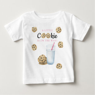 Camiseta De Bebé Una pequeña galleta está en camino a la ducha bebé