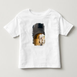 Camiseta De Bebé Una persona caminando bajo un arco, cuesta abajo e