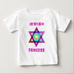 Camiseta De Bebé Una princesa judía<br><div class="desc">Regalos judíos e ideas personalizadas del regalo por días de fiesta judíos incluyendo Jánuca, Passover, Bas y las ocasiones especiales de Mitzvah de la barra que ofrecen judaísmo tradicional y temas modernos. Regalos judíos del bebé de la princesa, presentes de cumpleaños y decoración casera con la estrella de David y...</div>