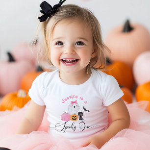 Camiseta De Bebé Uno espeluznante cumpleaños de Halloween rosa pequ