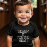 Camiseta De Bebé Usándolo para el bebé gam<br><div class="desc">Esta camiseta de bebé es linda por sí misma o se usa bajo una linda chaqueta,  franela o suéter. "Usarlo para el 'Gram' en la parte delantera hace de tu bebé un modelo de medios sociales.</div>